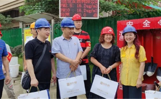 夏日送清凉 温情暖人心——尊龙凯时最新平台创新公司工会前往锦弘地产慰问一线职工